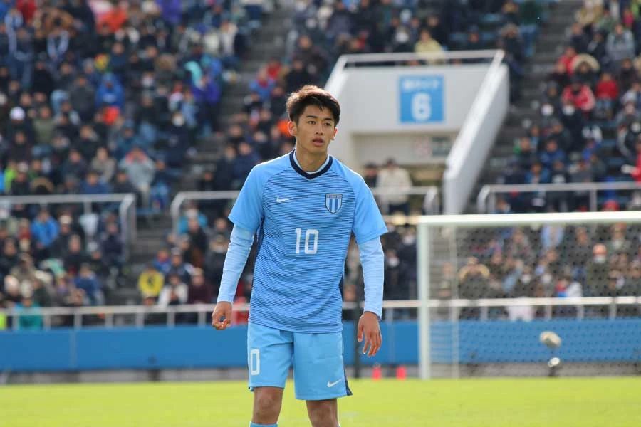 日本18岁足球天才学完驾照先做一件事他对于足球的执着无人能比