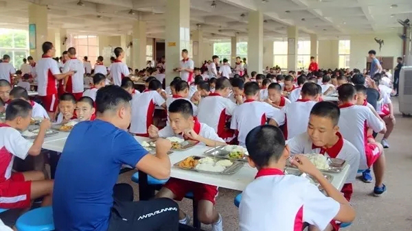 在贵族学校上学是什么体验,家门口走读学校是什么体验