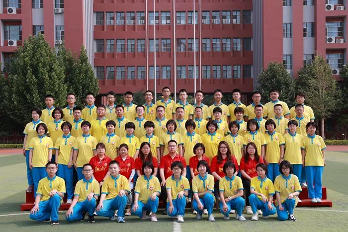 凝聚集体力量的班徽,团结友爱拼搏进取班徽