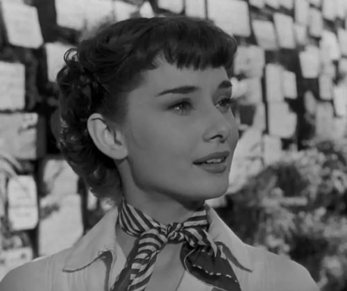 跨越半世纪的经典搭配王丝巾，这都当衣服穿了？