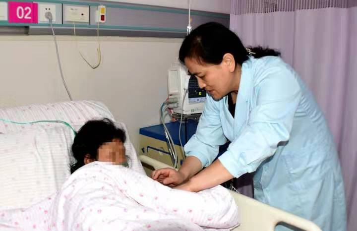 怀孕30周凶险性前置胎盘,20多名医护接力手术保母子平安