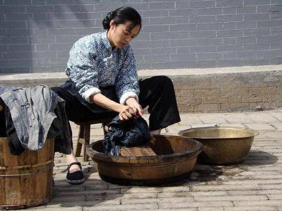 潜伏首播是哪一年,潜伏电视剧中真正的逃犯是谁