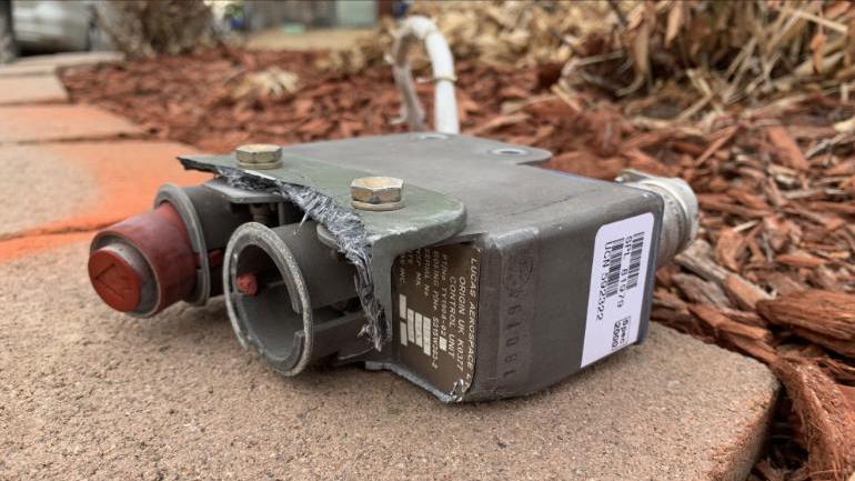 美联航客机起飞时引擎起火,美联航一飞机起飞时引擎起火