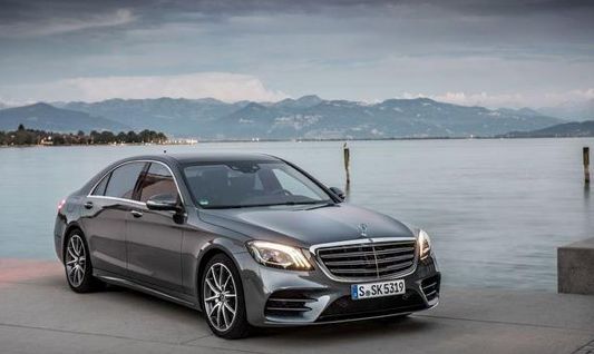 奔驰S换装特斯拉式中控大屏，车主说：更想要外国表！大屏太廉价