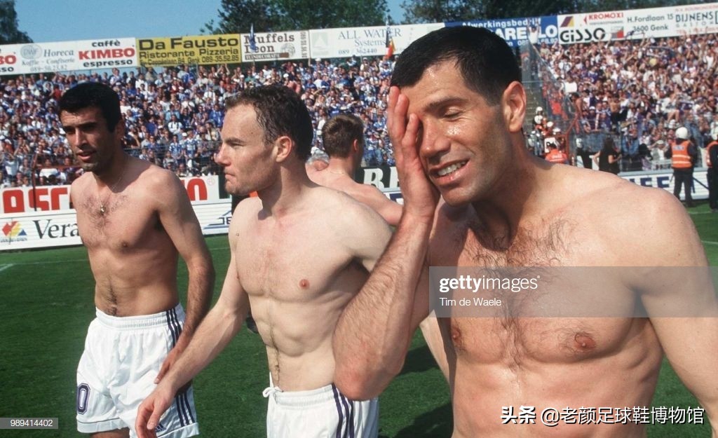 第一个穿白球鞋的球星,马拉多纳南非世界杯场边秀脚法