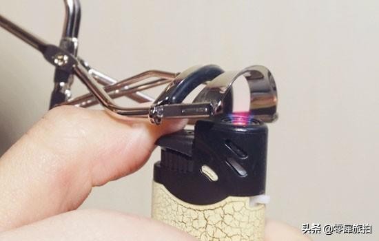 化妆初学者刷睫毛教程,新手怎么用睫毛夹睫毛好看呢