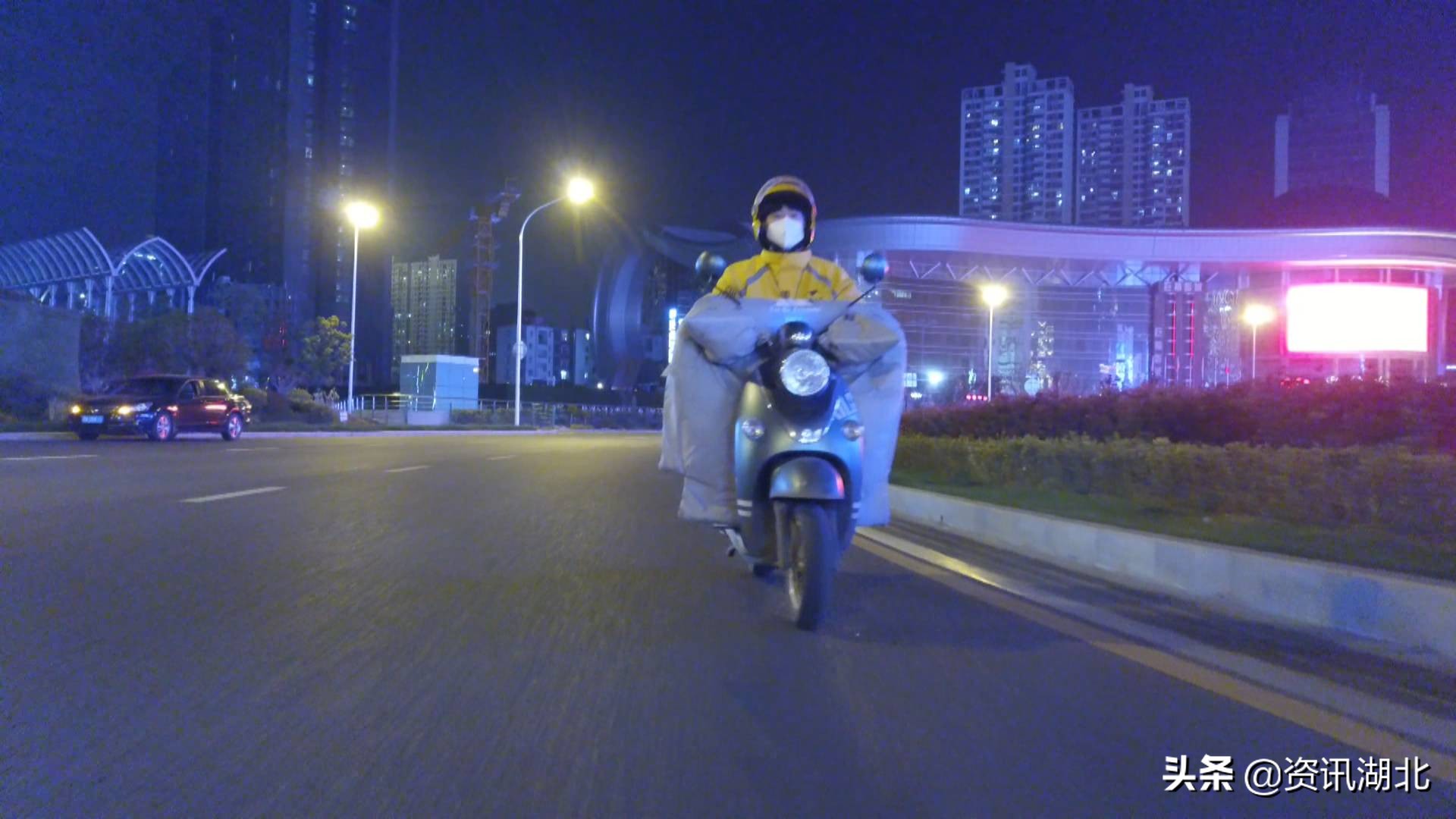 我在武汉|何文文:白加黑外卖小哥一天送餐200多份