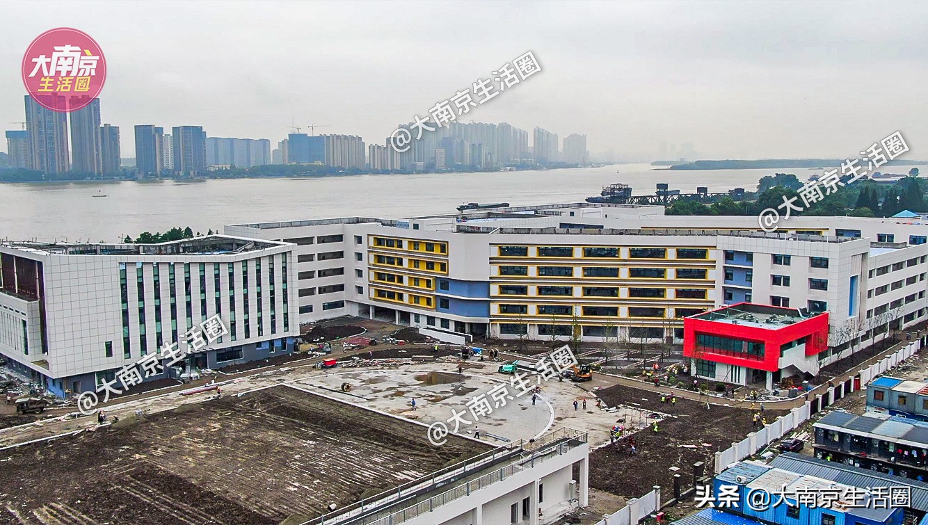 南京迎来一所能看江景的小学，但旁边规划的中学有点头疼