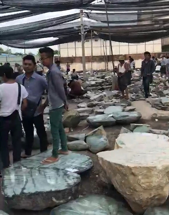 瑞丽翡翠市场赌石切石头多少钱,瑞丽翡翠赌石