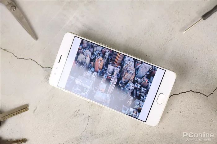 可以砸核桃的玻璃钢化膜是真的吗,纳米膜真的能砸核桃吗