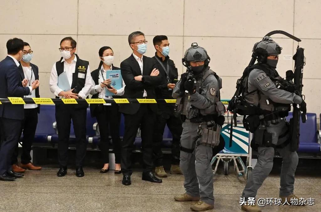 黑帮火拼竟飞车闯警署！港警“一哥”震怒，带队扫黑4天抓近300人