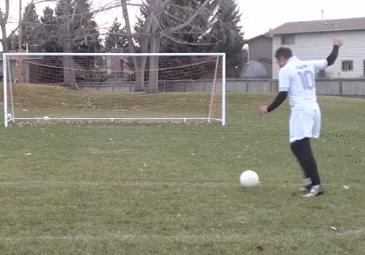 侧凌空射门的正确方法,凌空射门教学