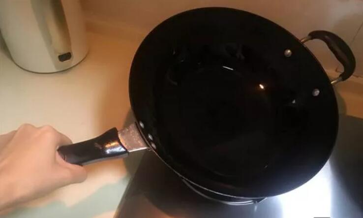 一炒菜就粘锅,炒菜的铁锅不粘锅不糊锅