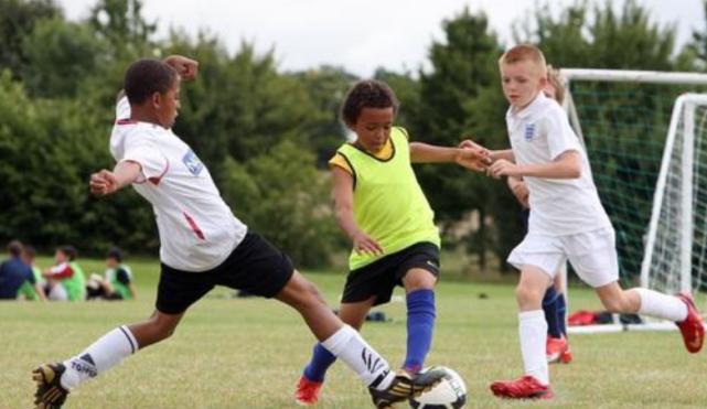 中国足球队员每年挣多少钱,中国球员每年赚多少钱