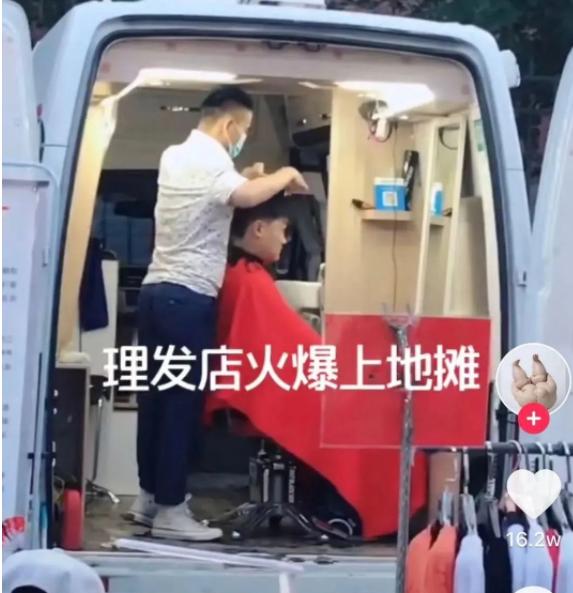 现在摆地摊卖什么最火最赚钱呀,摆地摊到底有多赚钱