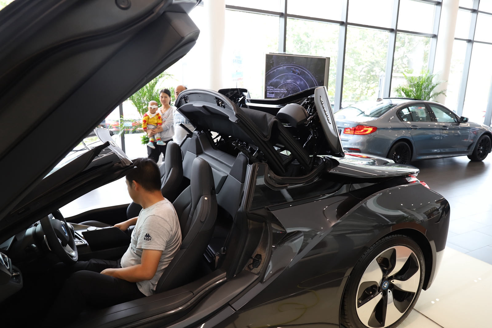 最新款4座宝马敞篷跑车,配有1.5自吸发动机的车