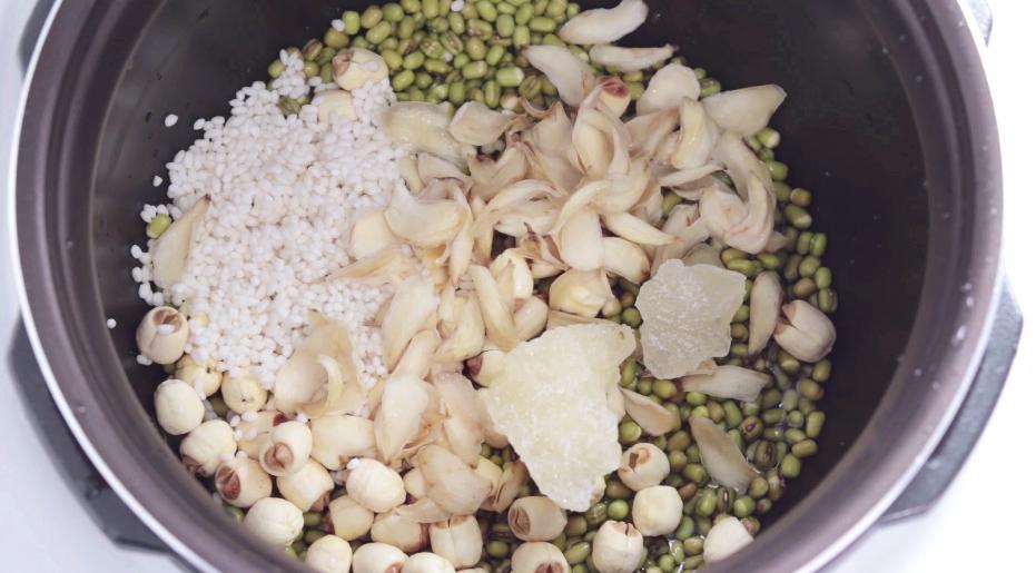 酷暑天气来碗冰镇莲子汤降降火,清热解毒又下火的绿豆莲子汤