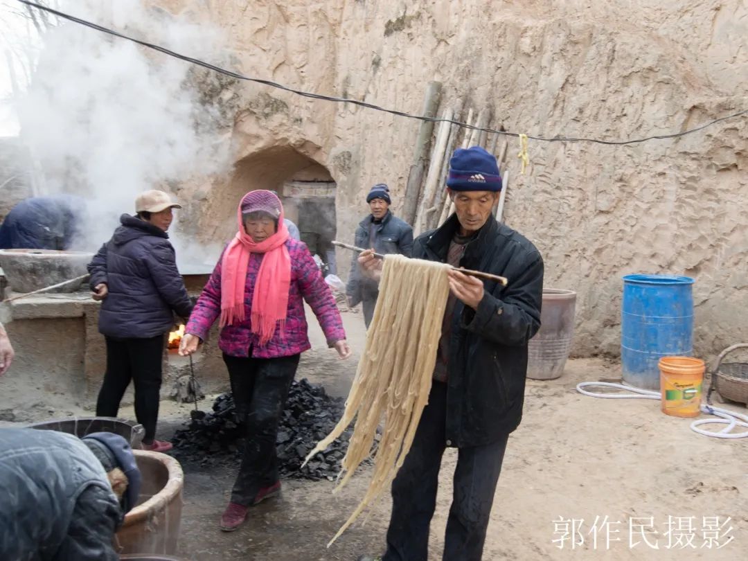 山东漏粉条的过程视频,漏瓢式粉条制作技术视频