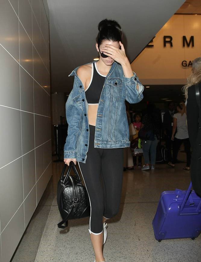 张柏芝又作妖了？肚兜剪掉一块当上衣，肚脐太抢镜