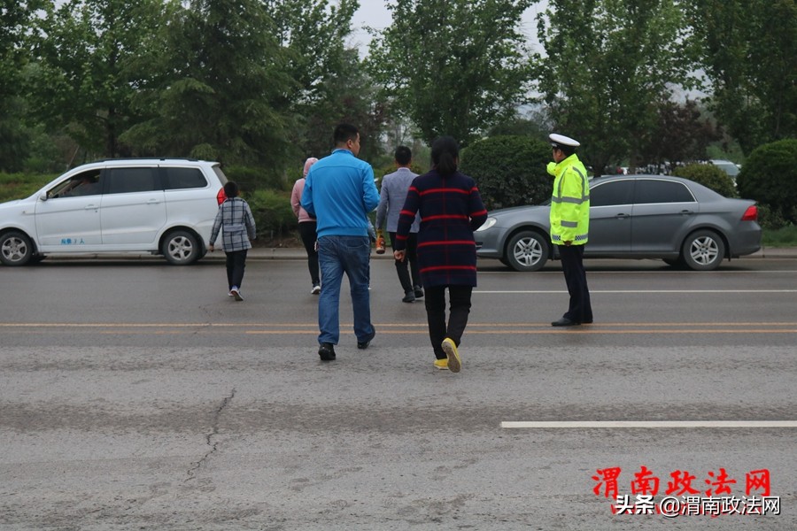 雨中作战，高新交警大队保障足球赛顺利进行（组图）