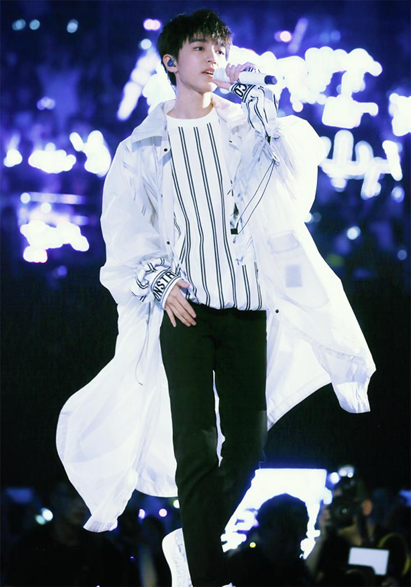 岳云鹏易烊千玺视频,王俊凯易烊千玺雨衣