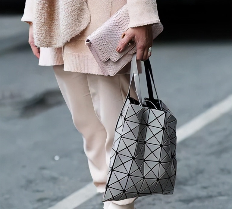 三宅一生包包米白色和奶茶色对比,三宅一生顶级原单包包多少钱