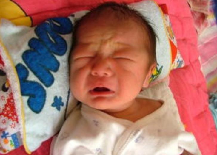 宝宝晚上睡觉突然无征兆的大哭,为什么宝宝睡觉偶尔会哭醒