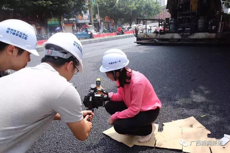 脚踩150℃!记者采访沥青路面铺设者时中暑晕倒