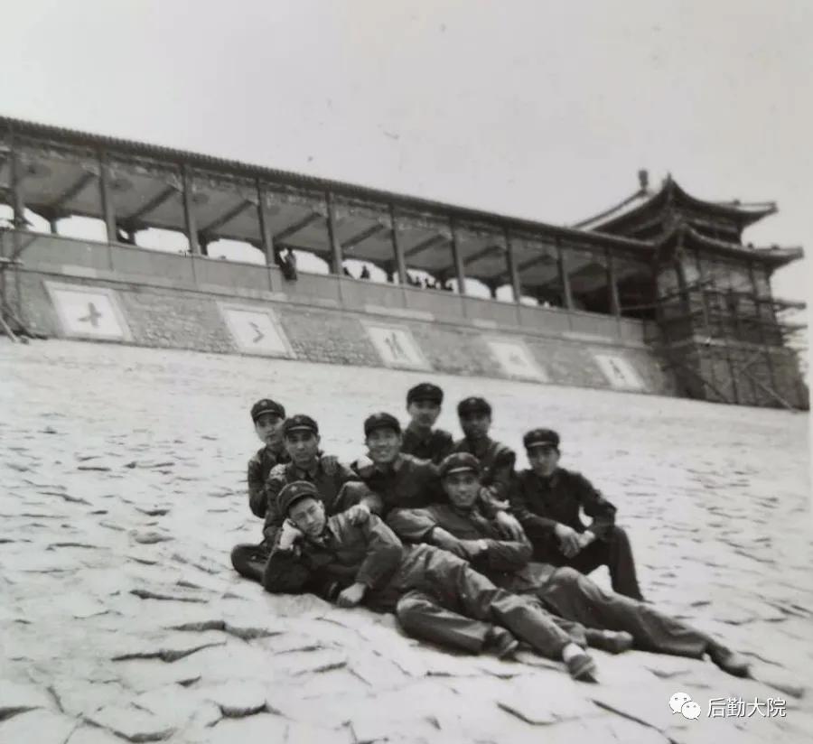 鐕曞北鑴氫笅鍐涙牎鍥剧墖,鐕曞北灏戝勾鍐涙牎