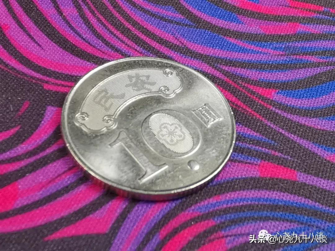 晚风还新,时光未老,每一枚硬币都是来过的见证,致敬逝去的岁月