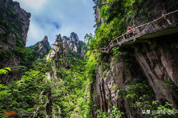 黄山风景悬崖峭壁,峡谷怪石嶙峋