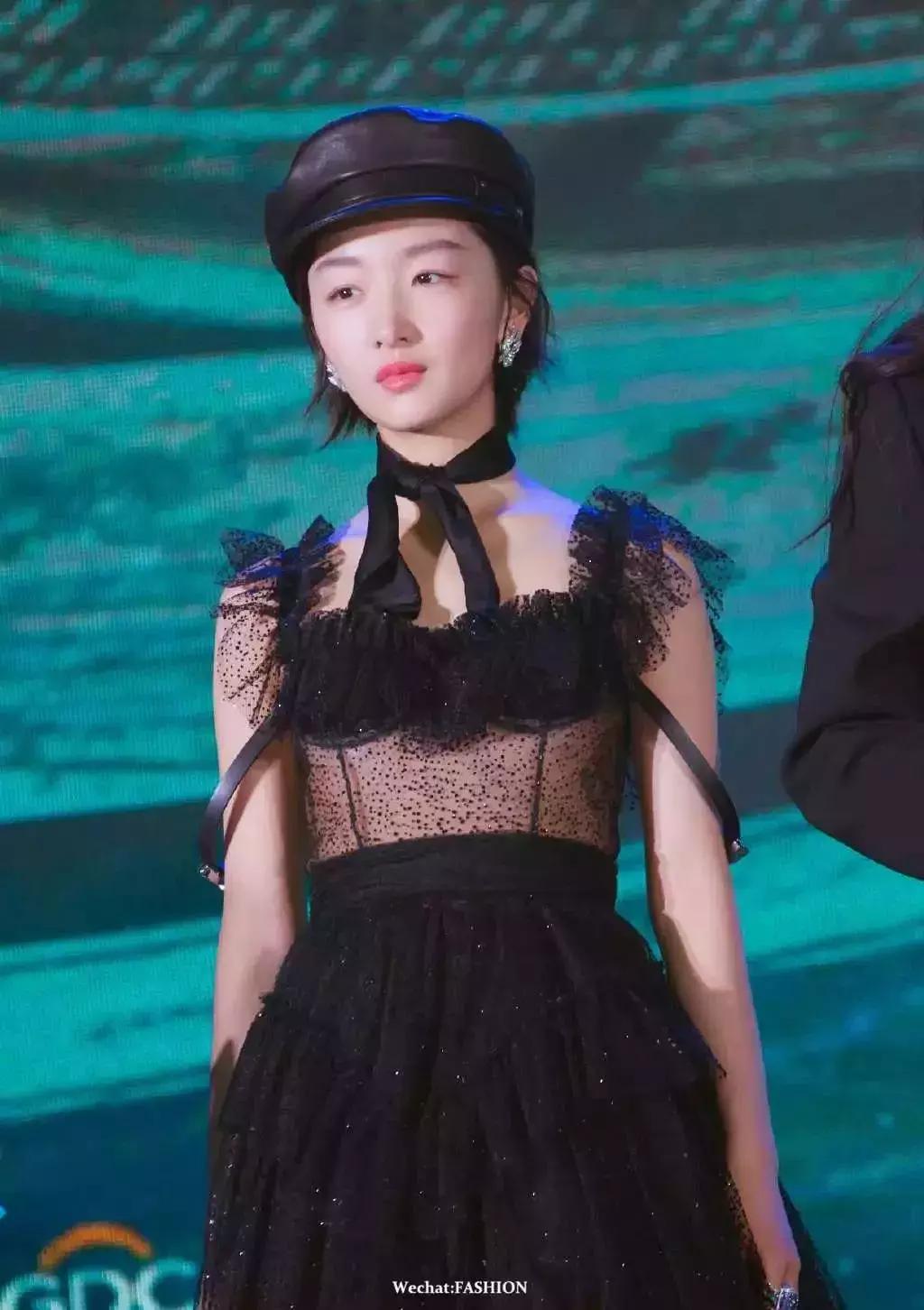 帽子围巾一体的戴起来很暖和,帽子围巾好时髦