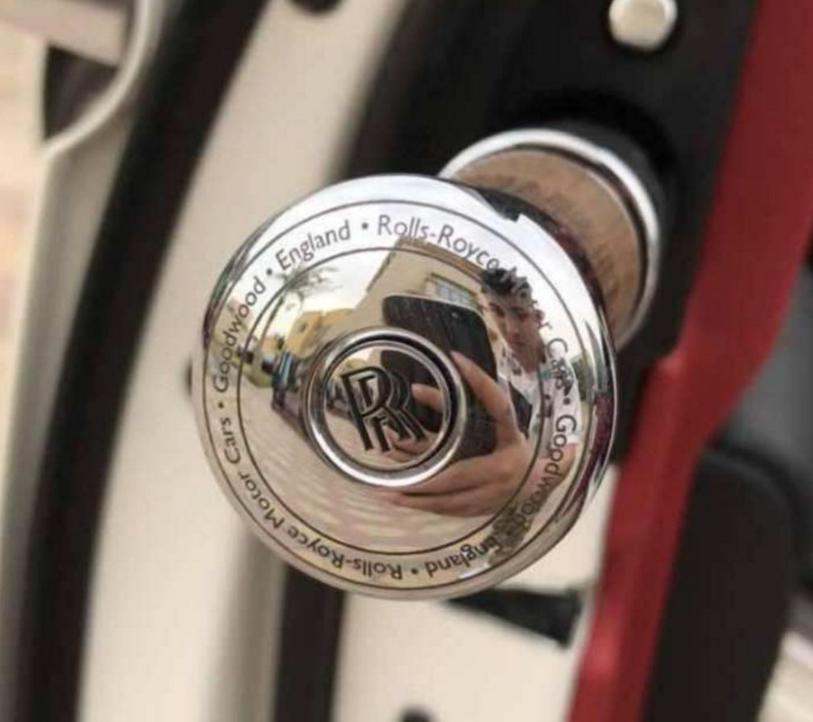 劳斯莱斯一把伞就值10万,劳斯莱斯雨伞多少钱一把视频