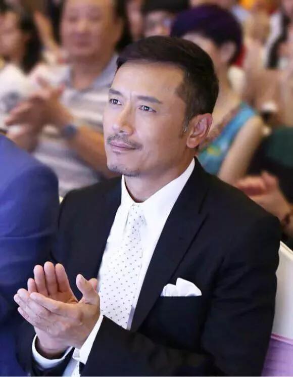 单眼皮帅哥跟双眼皮哪个好看,单眼皮男明星割双眼皮