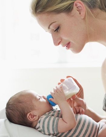 新生儿躺着喂母乳怎么避免呛奶,宝宝爱呛奶是怎么回事