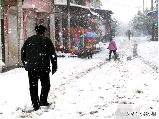 大雪天父亲不让爷爷进门，儿子提了个问题，父亲直冒冷汗