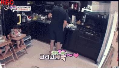 退圈读书、捞快钱、疑似“秃顶”，“表情包”萌娃现状大不同