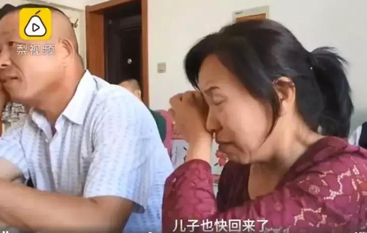 【三分钟法治新闻全知道】刑警押送嫌疑人“回家”，路上一起看大阅兵