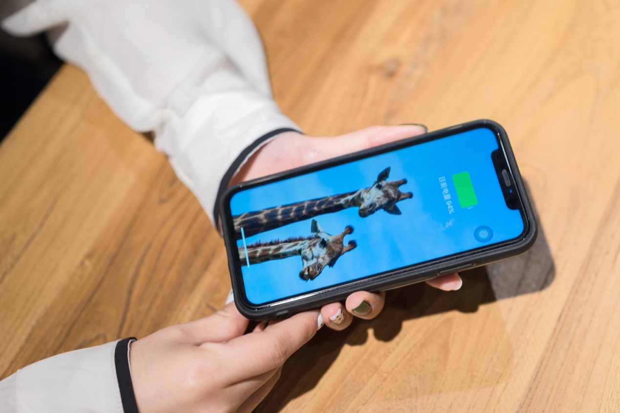 超薄磁吸充电宝摩米士,便携式充电宝快充摩米士