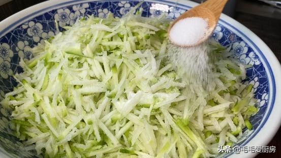 炸肉丸子怎么做嫩有弹性不硬,教你正确炸丸子外酥里嫩超级香