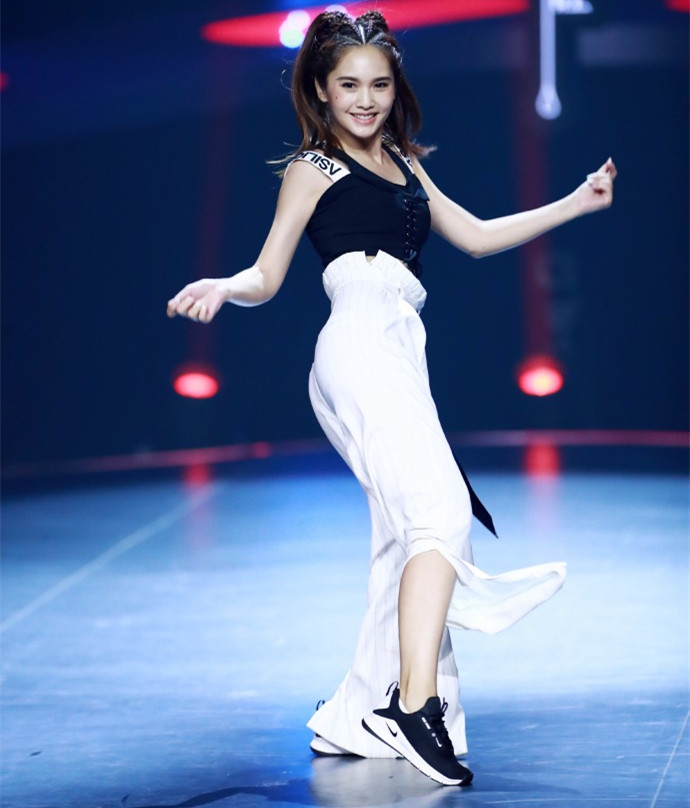 杨丞琳最近穿搭牛仔裤,杨丞琳近期机场穿搭