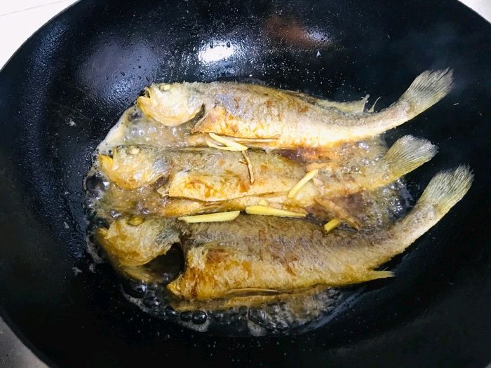 煎鱼不脱皮的小妙招,煎鱼不抹盐怎么不粘锅不掉皮