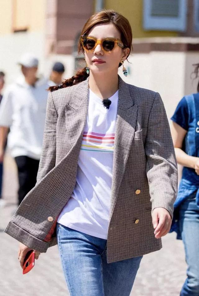 “小燕子”赵薇也老了，穿白西装很干练，可生图下肌肤松弛好憔悴