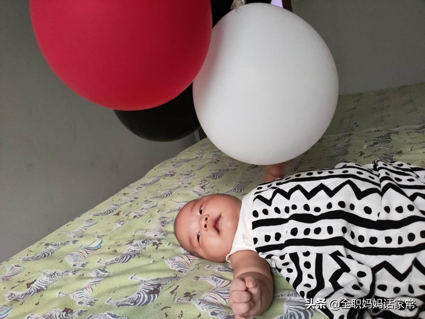 怎么陪两个月的婴儿玩耍，这样玩宝宝更聪明