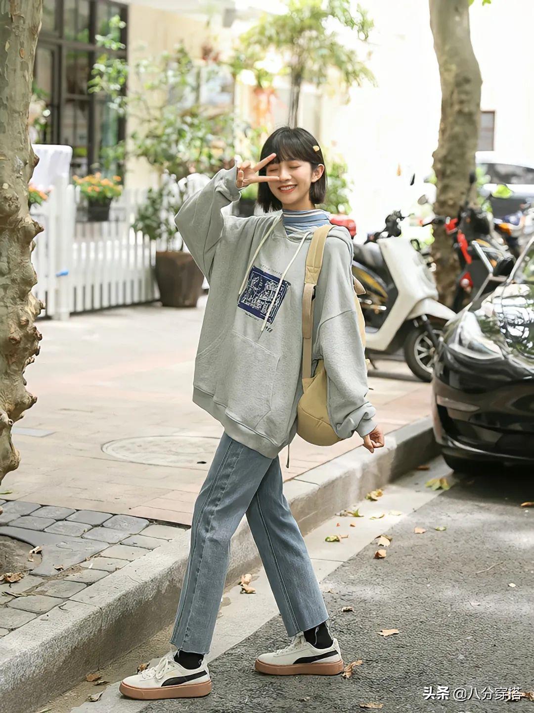 中长款卫衣怎么搭配才好看秋天,秋天冬天穿卫衣怎么搭配裤子