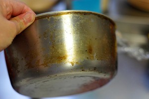 去除锅内的污垢的小妙招,炒菜的锅里面有黑色污垢怎么解决