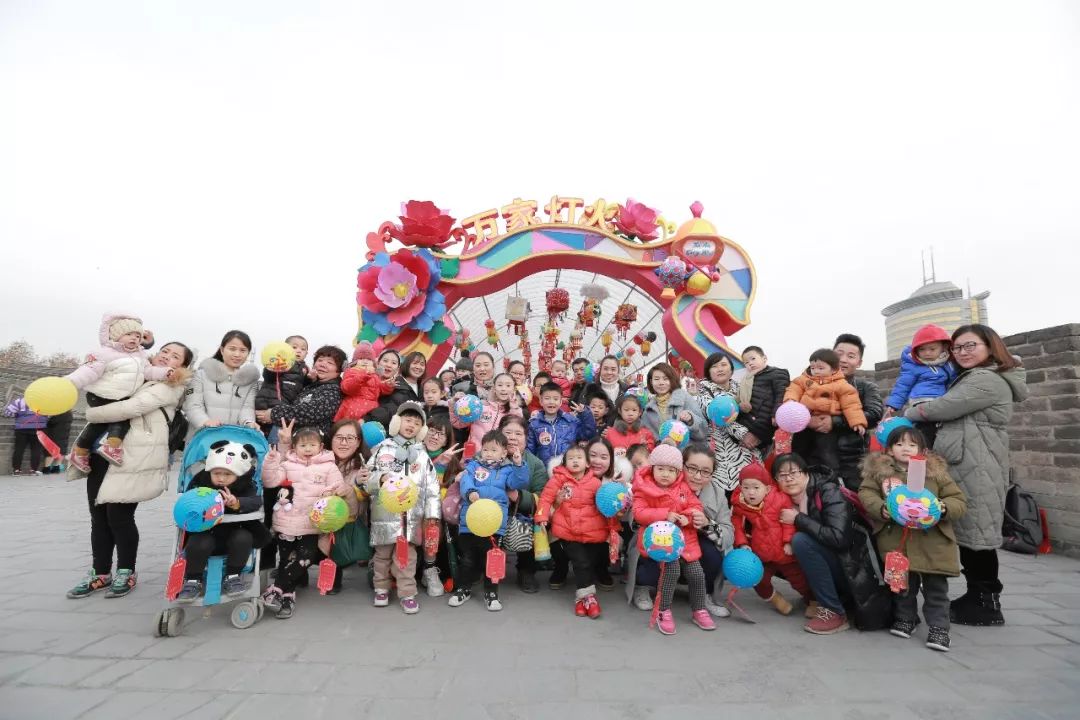 古城夜景灯光璀璨,欣赏古城夜晚灯火通明的景色