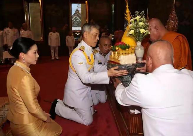 泰王给玉佛换装,泰王为玉佛换袈裟