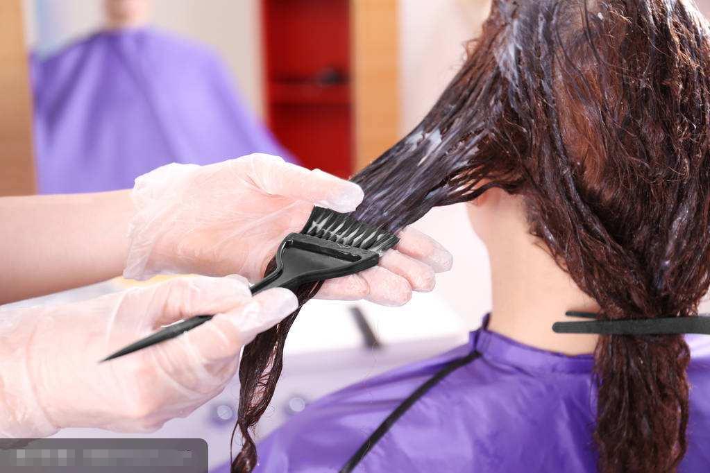 自己染发和理发店染的哪个伤头发,自己染发和去外面染有什么区别