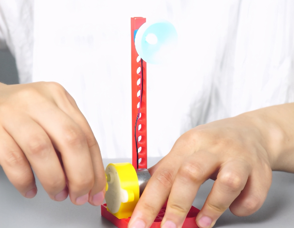 交流发电机是利用什么原理工作的,交流发电机用什么原理发电